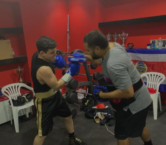 A la izquierda de la imagen, el joven boxeador costarricense. (Instagram)