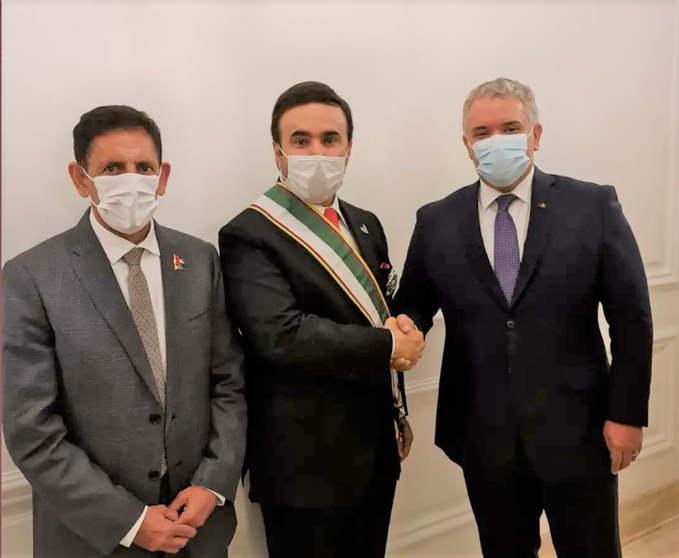 De izquierda a derecha, el embajador de EAU en Colombia, Ahmed Nasser Al Raisi y el presidente Duque. (WAM)