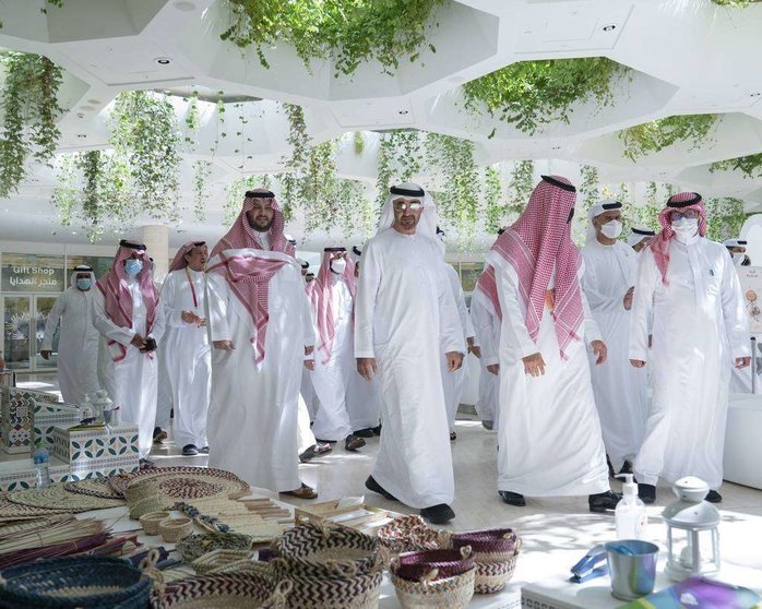 El jeque Mohamed bin Zayed visita el pabellón de Arabia Saudita en la Expo 2020 de Dubái. (Ministerio de Asuntos Presidenciales)