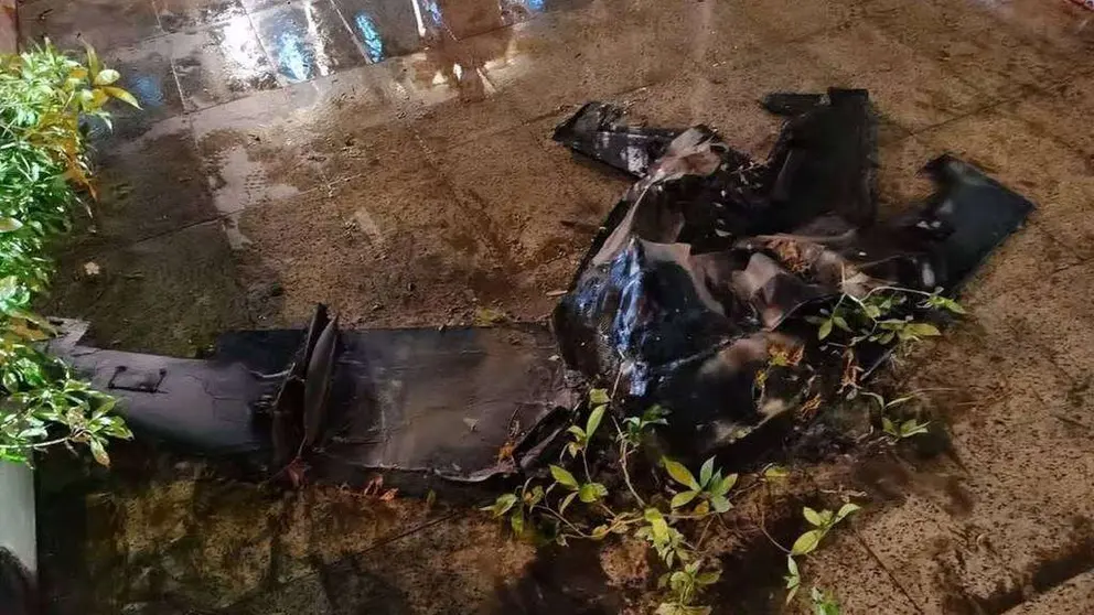 Restos de dron explosivo en el aeropuerto. (Al Arabiya)