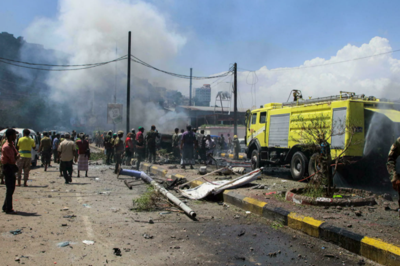 Policías y bomberos trabajan en el lugar de una explosión en Adén. (Fuente externa)