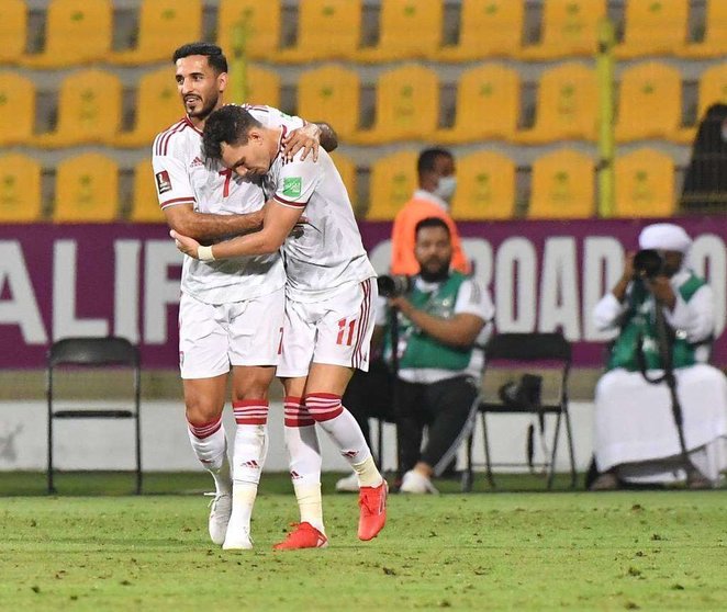 Dos jugadores de la Selección de Fútbol de Emiratos Árabes. (WAM)