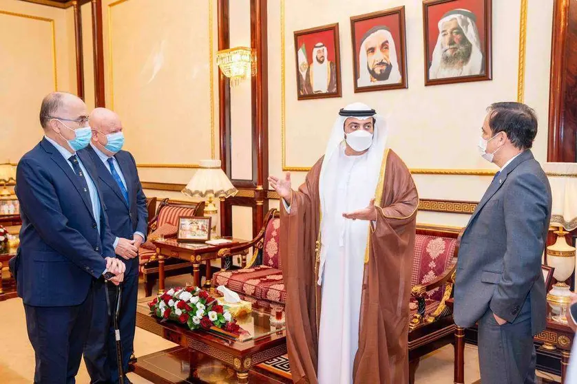 Los embajadores de Costa Rica, Guatemala y Panamá conversan con el príncipe heredero de Fujairah en el transcurso de la visita. (Cedida)