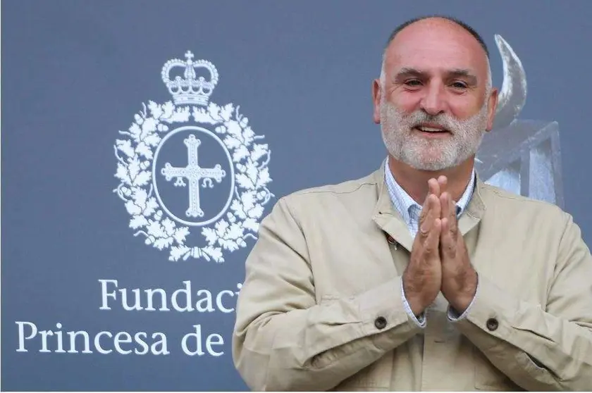 El chef español José Andrés, con miembros de los equipos de emergencia en La Palma. (@chefjoseandres)