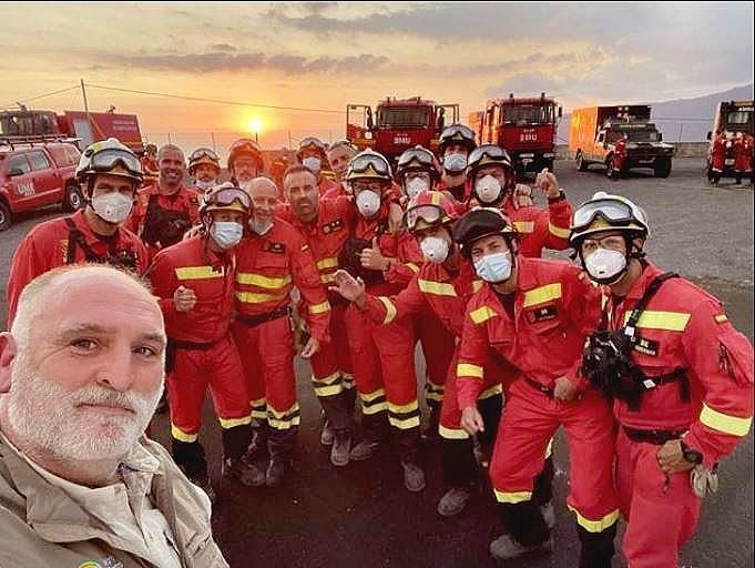 El chef español José Andrés, con miembros de los equipos de emergencia en La Palma. (@chefjoseandres)