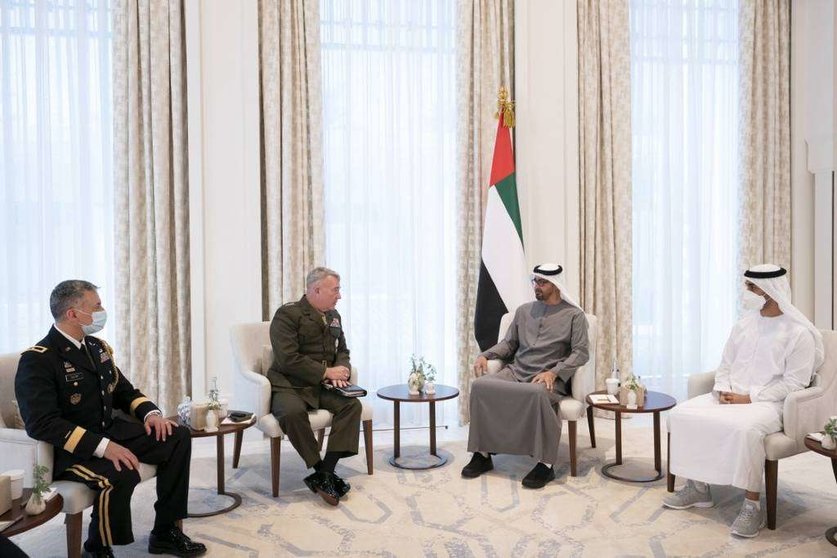 Un momento del encuentro entre el príncipe heredero de Abu Dhabi y los oficiales estadounidenses. (WAM)