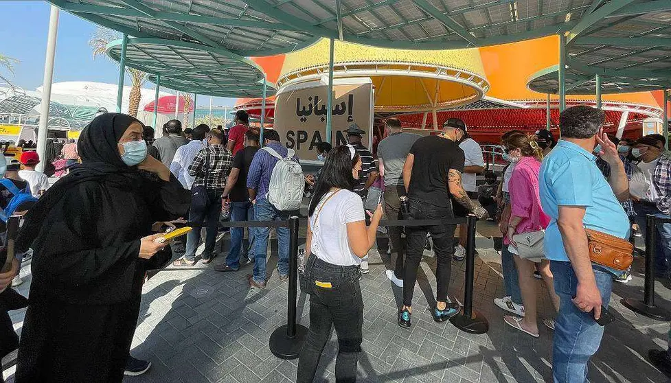 Grandes colas ante el Pabellón de España en Expo 2020 Dubai en la tarde del jueves. (EL CORREO)