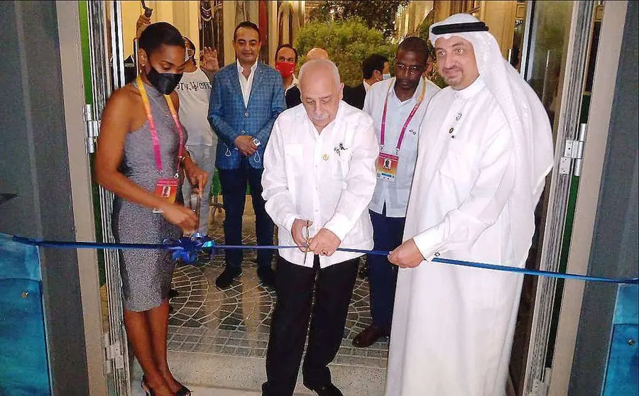 El embajador de Cuba en EAU corta la cinta de inauguración del Pabellón. (Cedida)