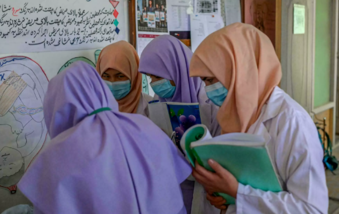 Unas alumnas asisten a clase en la escuela de comadronas de Maidan Shar, en la provincia afgana de Wardak, el 13 de octubre de 2021 Bulent Kilic AFP