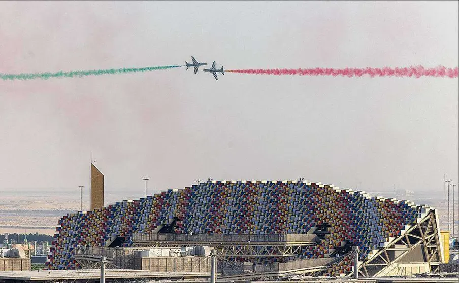 Los pilotos de Emirates Knights Air Show y de Saudi Falcons Air Show, en acción sobre Expo 2020 Dubai. (WAM)