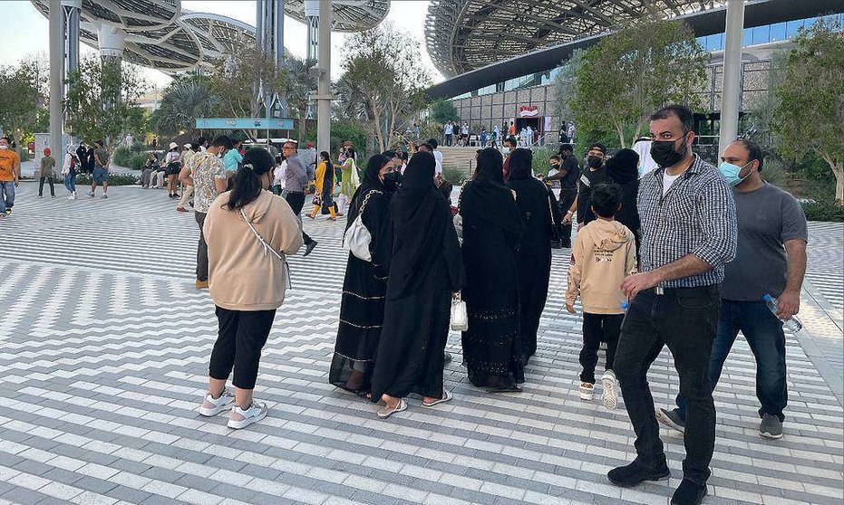 Visitantes en las proximidades del Pabellón de la Sostenibilidad de Expo 2020 Dubai. (EL CORREO)