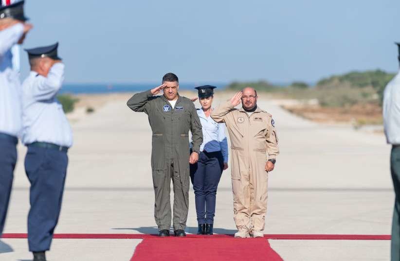El Jefe de la Fuerza Aérea de los EAU, el Mayor General Ibrahim Nasser Mohammed al-Alawi, junto al comandante de la Fuerza Aérea de Israel, Amikam Norkin.