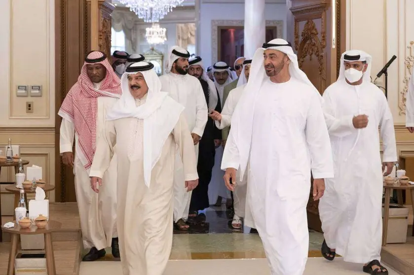 El jeque Mohamed bin Zayed, príncipe heredero de Abu Dhabi junto al rey Hamad de Bahréin,. (WAM)