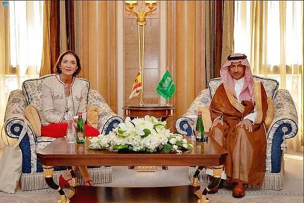 La ministra de Industria, Comercio y Turismo de España, Maria Reyes Maroto, durante su encuentro con el ministro de Turismo de Arabia Saudita, Ahmed Al Khateeb. (Cedida)