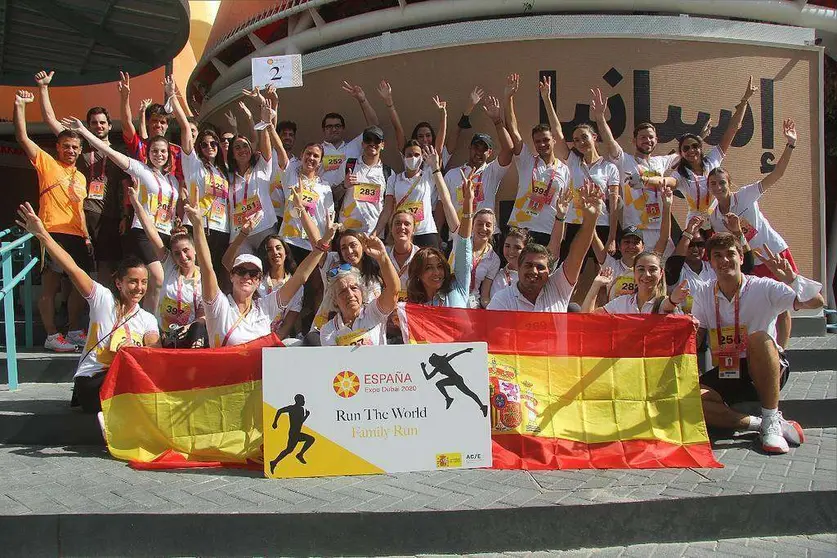 Participantes en la carrera 'Run the World', ante el Pabellón de España en Expo 2020 Dubai. (Cedida)