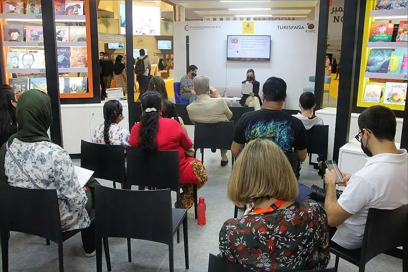 Lourdes Lopez Pacio feria del libro de Shajah UCAM (1)