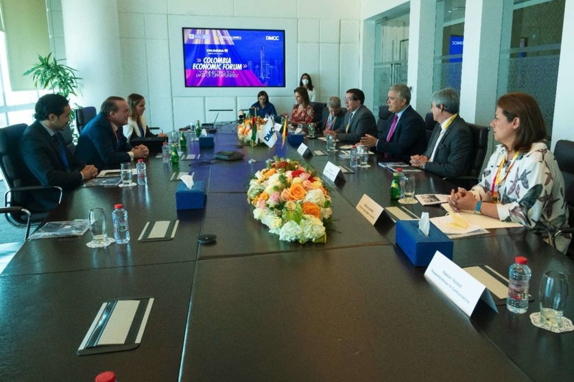 El presidente de Colombia durante su reunión con el Círculo Abrhámico de Dubai. (Twitter)