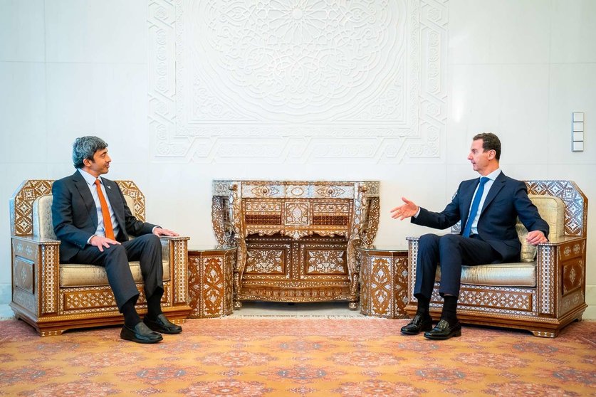 WAM difundió imágenes del encuentro entre el presidente sirio y el ministro de Exteriores emiratí.