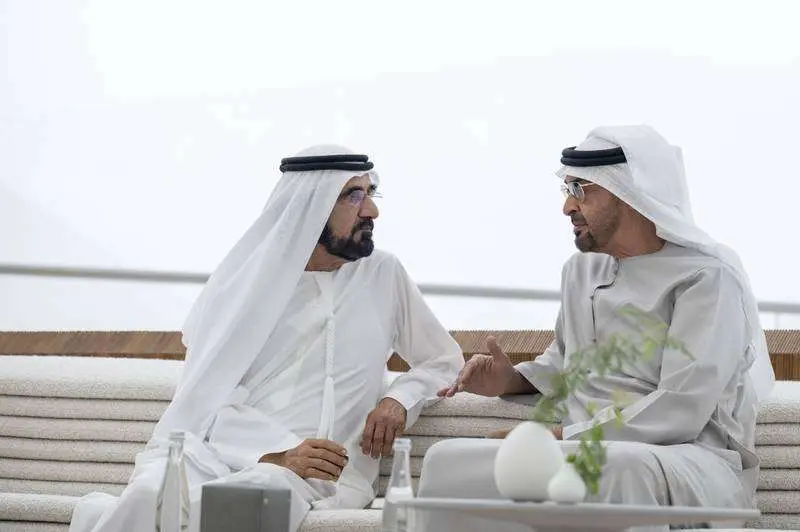 El presidente de EAU (izquierda) junto al gobernante de Dubai. (WAM)