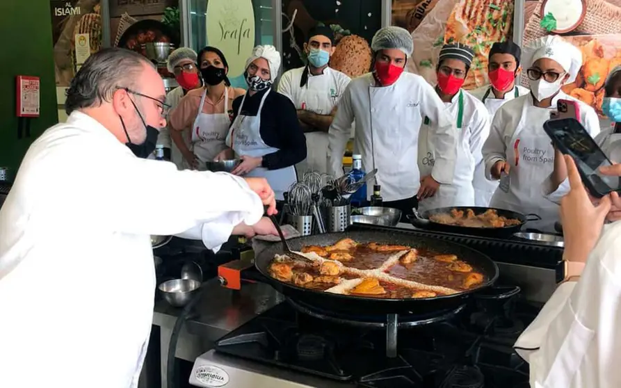 El cocinero Mariano Andrés cocinando en Dubai. (Fuente externa)