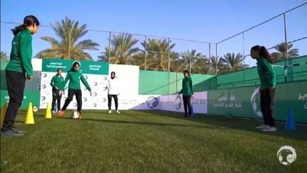 Entrenamiento de un equipo de fútbol femenino saudí. (Saudi Gazette)