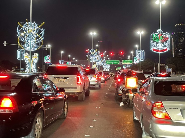 Iluminación en La Corniche de Abu Dhabi para festejar el Día Nacional de EAU. (EL CORREO)