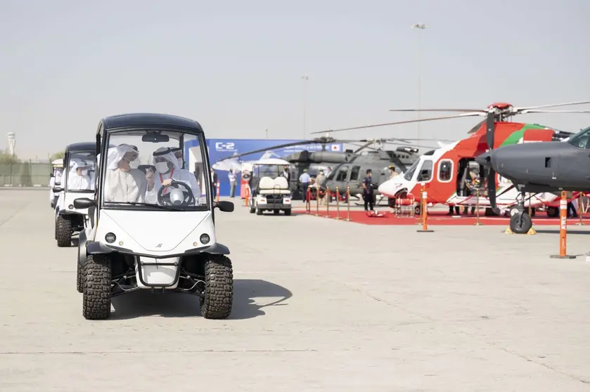 El príncipe heredero de Abu Dhabi durante su visita a Airshow Dubai. (WAM)