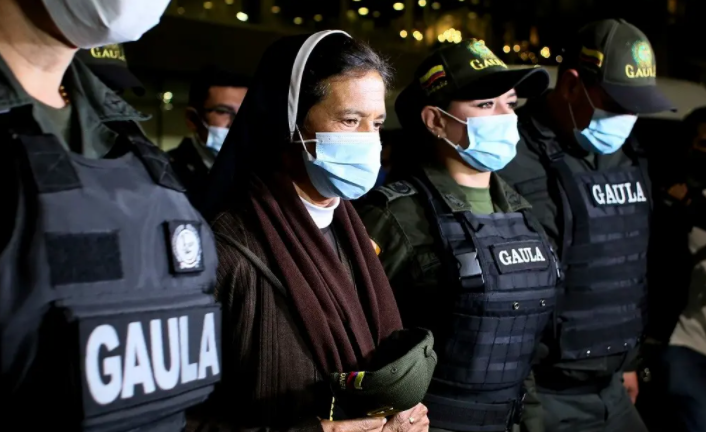 La monja colombiana Gloria Cecilia Narváez es escoltada por la policía luego de su llegada al aeropuerto El Dorado en Bogotá. (Fuente externa)