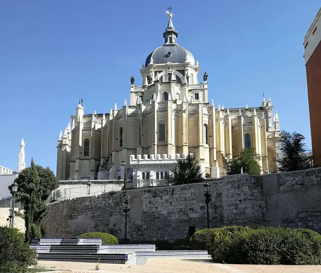 Contraste entre la muralla andalusí de la almudayna con la cátedral de La Almudena en Madrid. (@donvidelamancha)