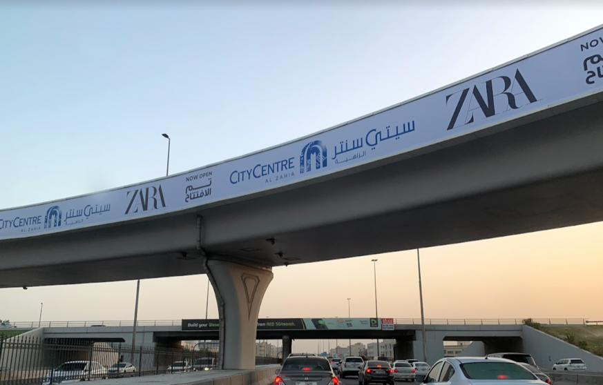 Un anuncio de Zara en un puente en Sharjah. (EL CORREO)