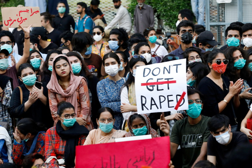 Protesta contra la violencia hacia mujeres y niñas en Karachi, Pakistán. (Twitter)