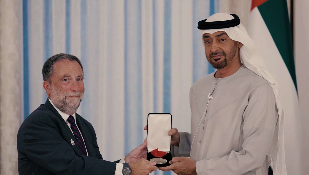 Robert Satloff entregó el premio Scholar-Statesman Award al jeque Mohamed en Abu Dhabi. (Fuente externa)