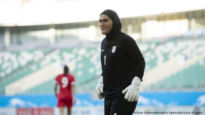 La portera iraní Zohreh Koudaei durante el partido de fútbol del Grupo G de la clasificación de la Copa Asiática Femenina. (Twitter)