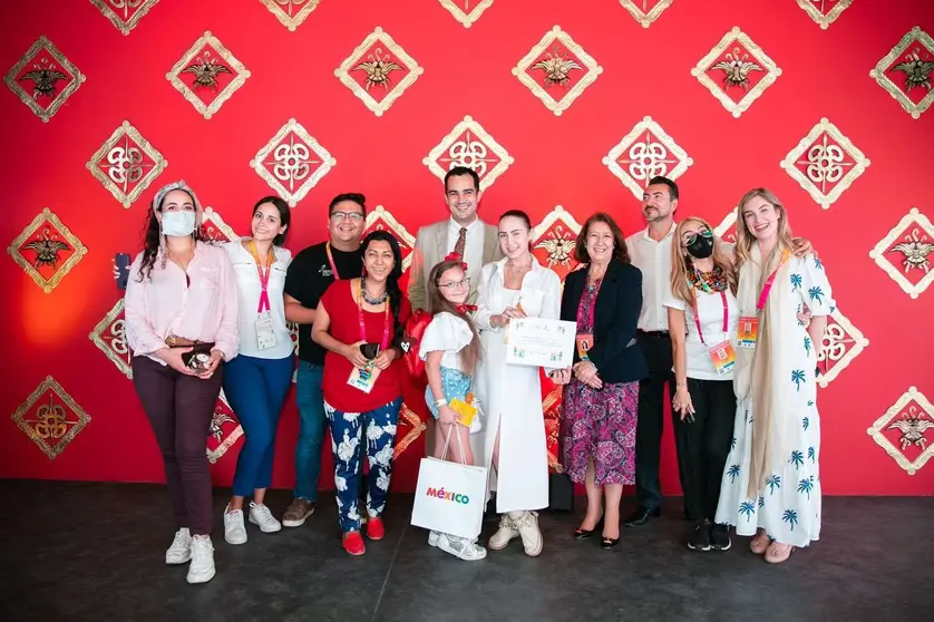 Foto de familia con la visitante 100.000 del pabellón de México en Expo 2020 Dubai. (@MexicoExpo2020)