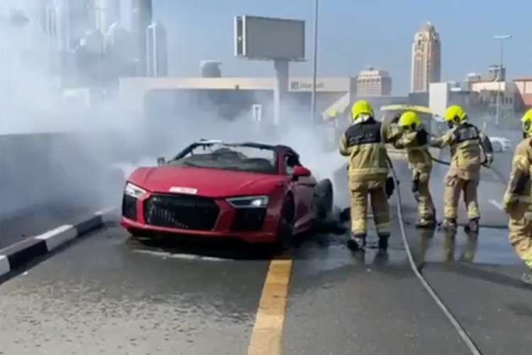 A modo ilustrativo, Defensa Civil de Dubai apaga el fuego del vehículo. (Facebook)