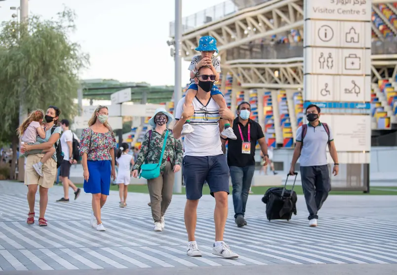 Turistas en la Expo Dubai  con mascarillas. (Twitter)