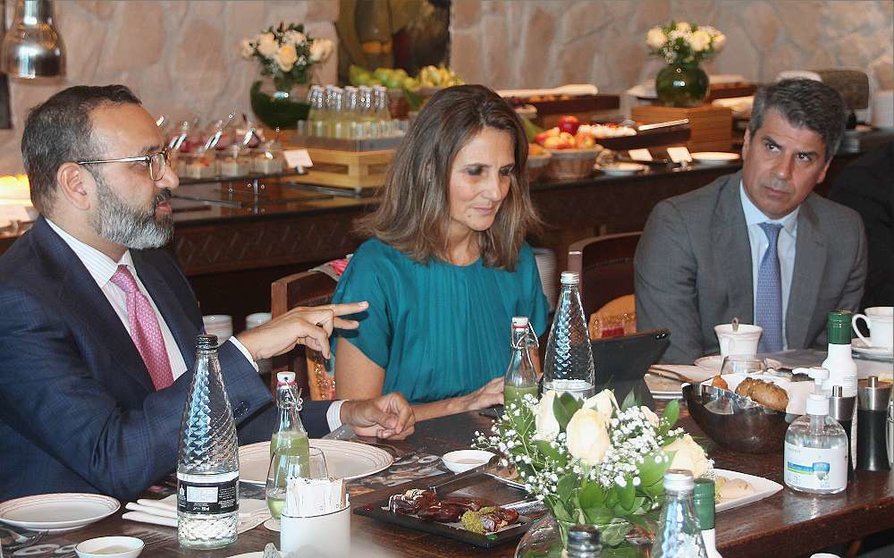 Marta Blanco, presidente de CEOE Internacional, toma nota durante su encuentro con representantes empresariales en Dubai. (EL CORREO)