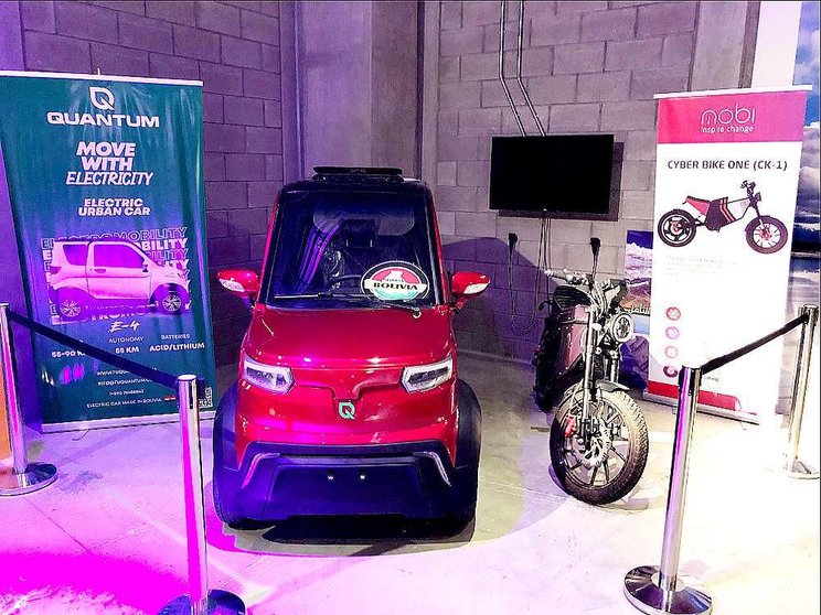 Coche y moto, ambos vehículos eléctricos, expuestos en el Pabellón de Bolivia en Expo 2020 Dubai. (EL CORREO)