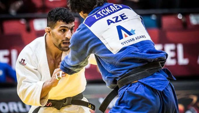El judoka iraní Saeid Mollaei, a la izquierda, ahora representa a Mongolia. Huyó a Alemania citando temores por su seguridad en Irán después de afirmar que se le ordenó perder partidos en el campeonato mundial de 2019 para evitar enfrentarse a israelíes. (Fuente externa)