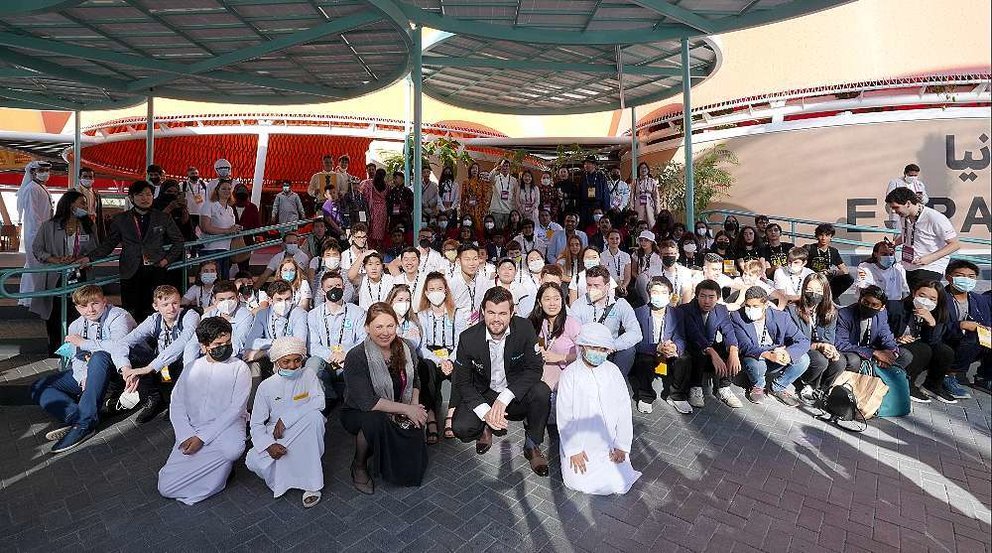 Magnus Carlsen, con los escolares en el Pabellón de España de Expo 2020 Dubai. (@expo2020dubai)