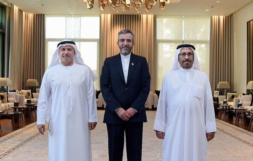 Gargash, a la izquierda, con el negociador iraní y el ministro de Estado de Exteriores de EAU. (WAM)