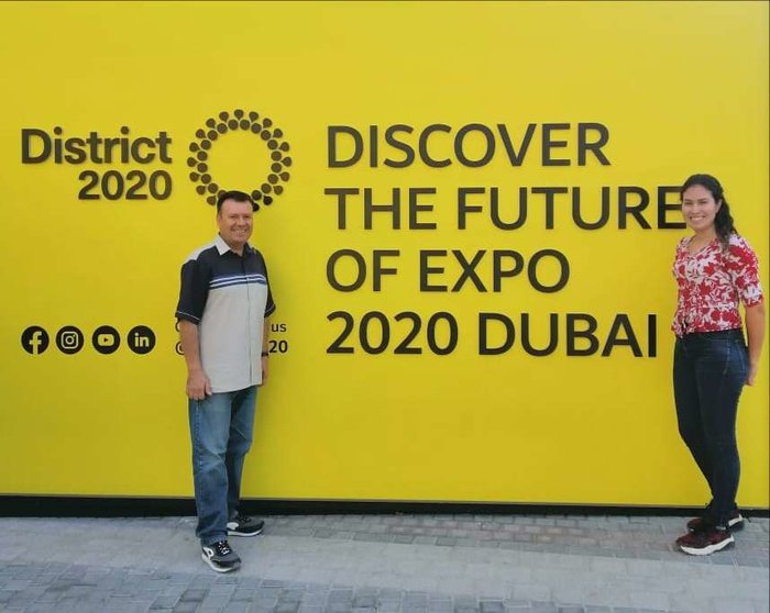 Farid Lozada, presidente de AbbaCol, junto a Carolina Lozada, representante de la ONG colombiana en EAU, en Expo 2020 Dubai. (Cedida)