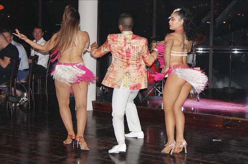 Grandes bailarines de salsa animaron la noche en el Casa de Tapas de Dubai. (EL CORREO)