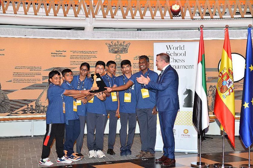 El secretario de Estado de Deportes de España entrega el trofeo al equipo indio ganador del  Torneo Mundial de Ajedrez Escolar. (@ExpoSpain2020)