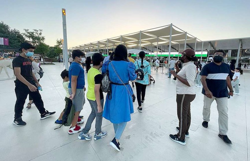 Visitantes acceden al recinto de Expo 2020 Dubai por la Puerta de Sostenibilidad. (EL CORREO)