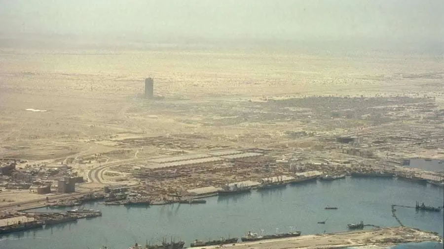 Una imagen de Port Rashid de Dubai en 1977. (“Off Center / On Stage”)