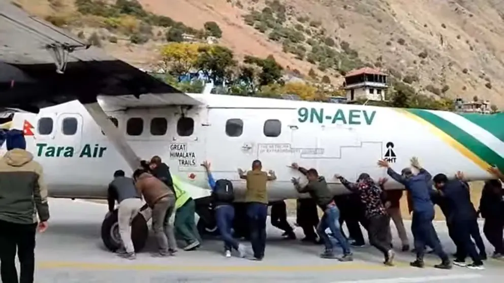 Los pasajeros empujan el avión. (Twitter)