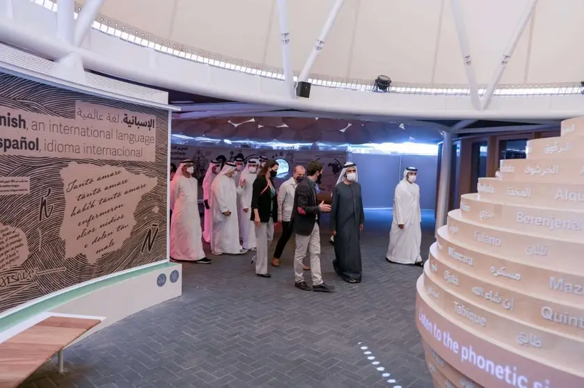 Un momento de la visita del gobernante de Dubai del Pabellón de España. (Dubai Media Office)