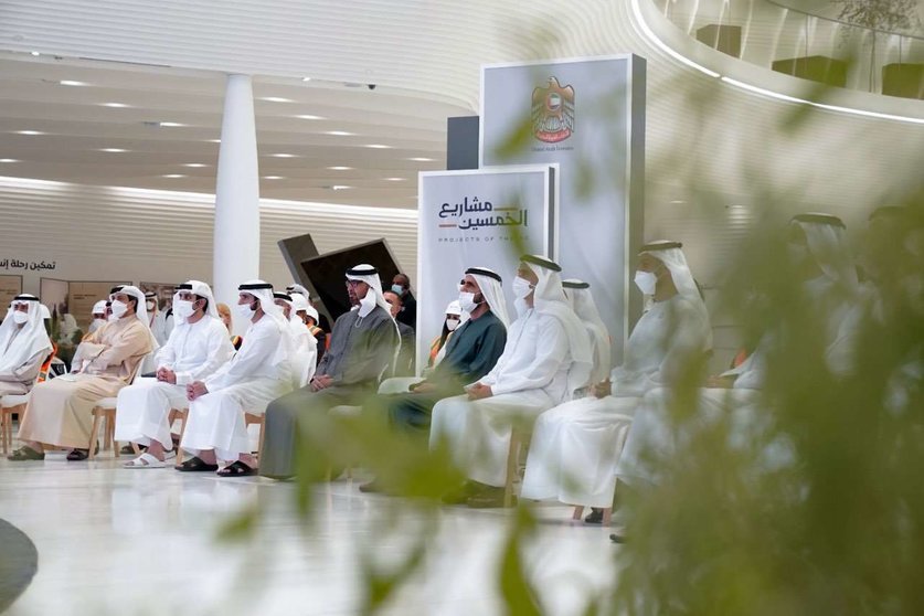 Los líderes de Emiratos durante la presentación del proyecto Etihad Rail. (Twitter)