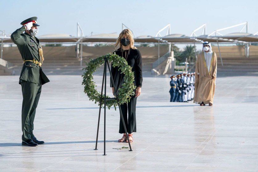 La presidenta del Senado chilena en el memorial de los Caídos de Abu Dhabi. (WAM)